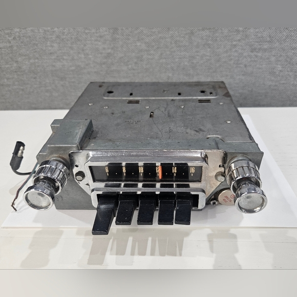 1964 1965 FORD MUSTANG FACTORY ORIGINAL AM RADIO FoMoCo - Picture 2 of 12